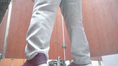 8月最新流出大神潜入旅游景区人满为患的女厕超近视角偷拍游客尿尿墨镜美女的性感馒头逼