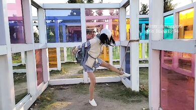 预想中染有自己经血的内裤套在脸上应该是会满有趣的，不过显然以这种方式呈现出来效果并没有很好，乍看下就是个头上套著内裤的人在跳来跳去而已。