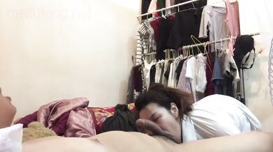 《台湾情侣泄密》平时一本正经的女同事下班后的淫乱私生活被曝光 (1)