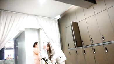 四月新流出大神潜入国内洗浴中心更衣室化妆间贴身偷拍美女  差点被凑上来的少妇发现