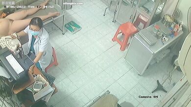 《稀缺资源✿泄密》黑客破解医院妇科检查治疗室监控摄像头✿偸拍数位来做检查的女人✿脱光下体医生各种操作 (7)