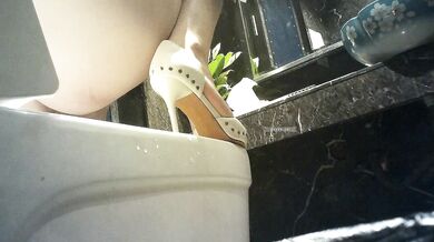 夜总会女厕全景偷拍几个时髦小姐姐各种姿势嘘嘘各种美鲍鱼完美呈现2 (1)